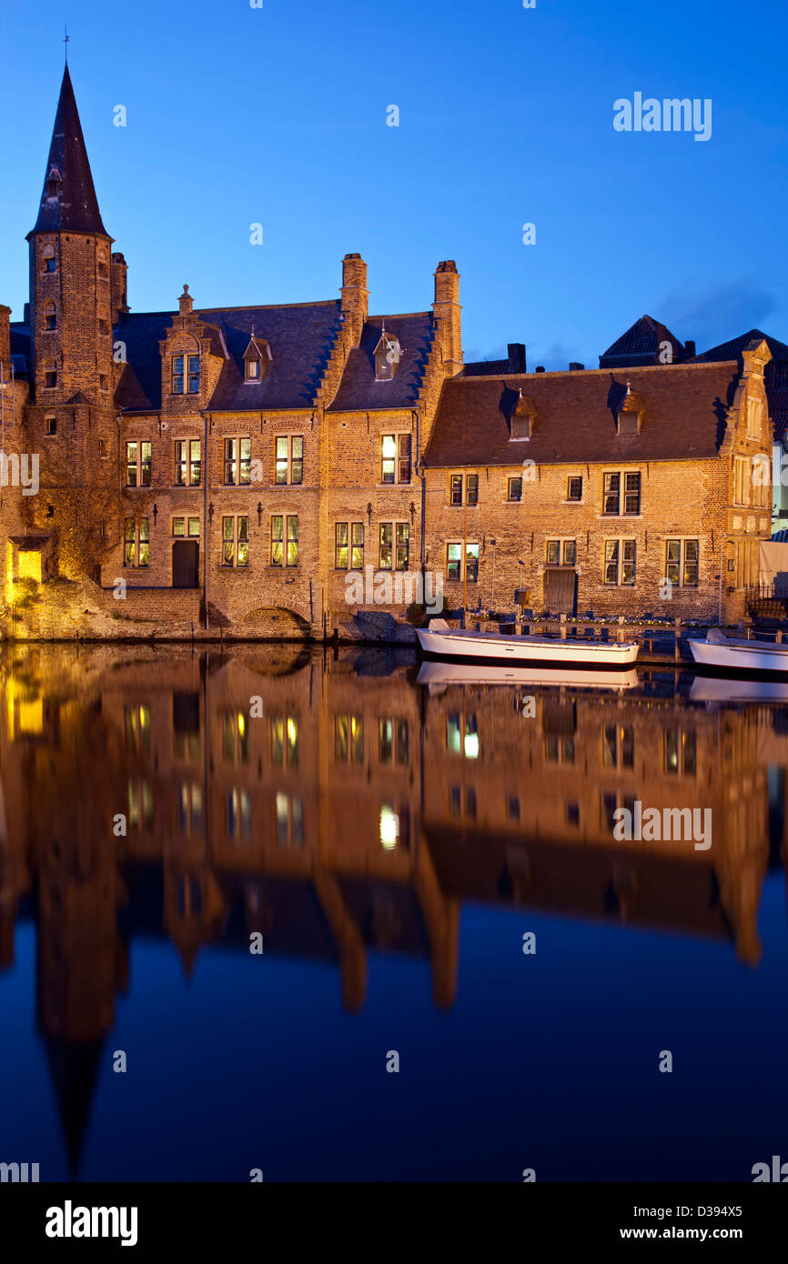 Los edificios históricos y los barcos en el canal, Brujas, Bélgica Foto de stock