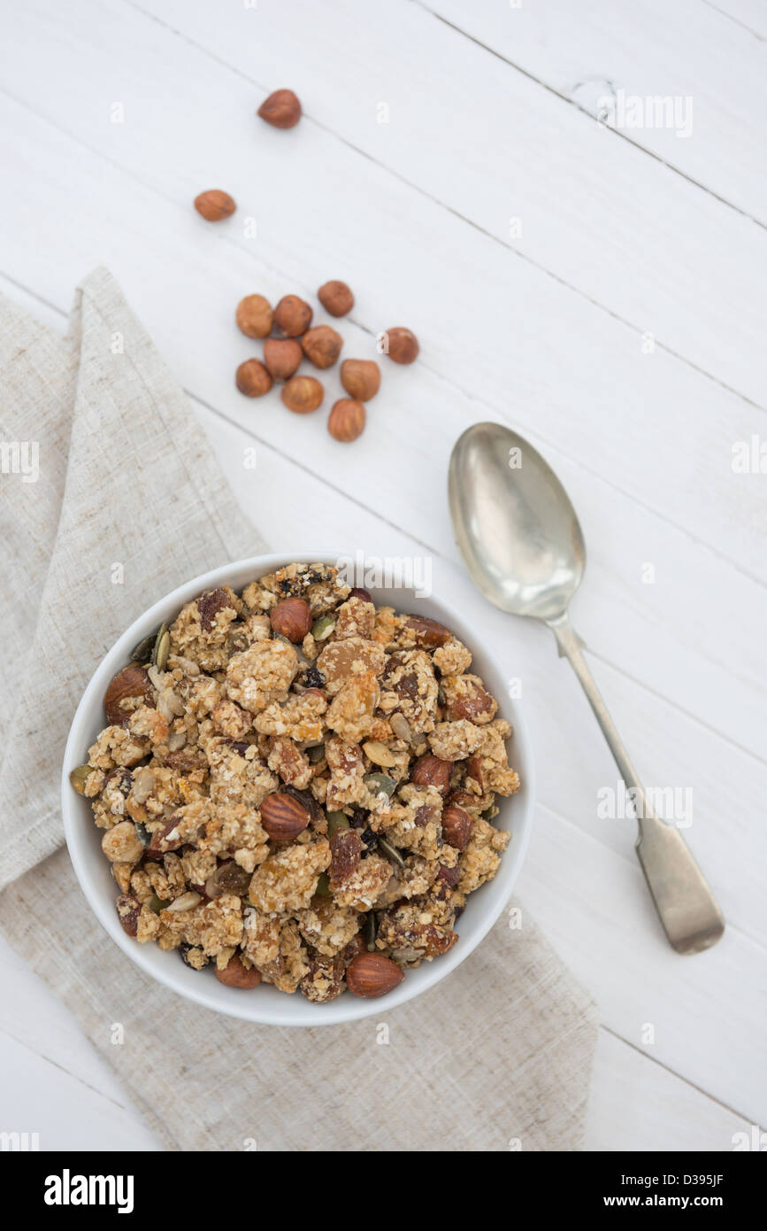 Un desayuno saludable de granola, servido en un tazón. Foto de stock