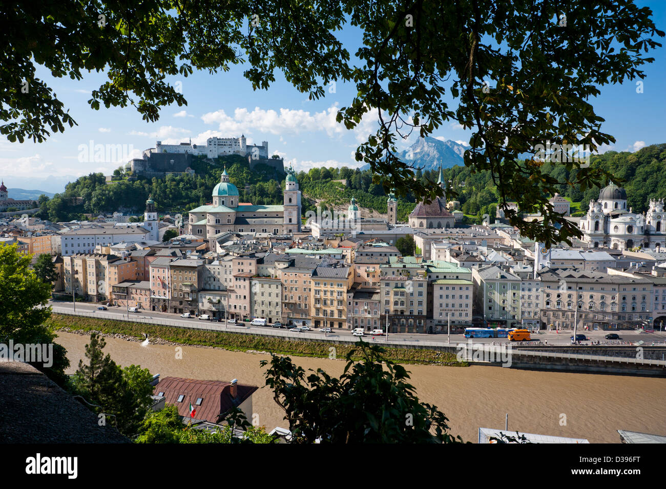 Austria, Salzburgo, vista de la Altstadt en Río Salzach desde la colina Kapuzinerberg, Capuchinos Foto de stock