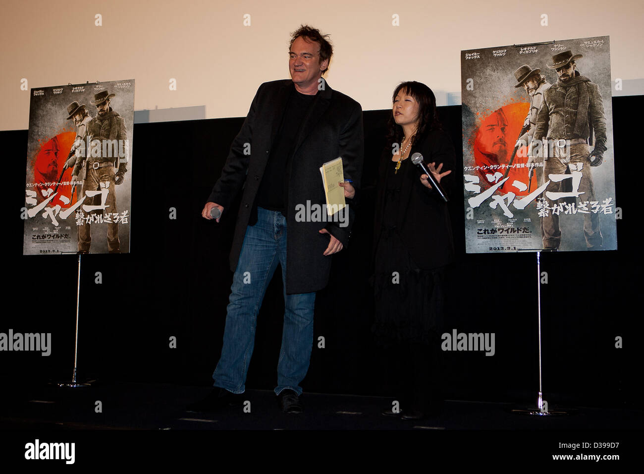 Tokio, Japón. 13 de febrero de 2013. Director Quentin Tarantino película vino directamente desde Londres para promover su más reciente película 'Django Unchained" protagonizada por: Jamie Foxx, Christoph Waltz, Leonardo DiCaprio, Kerry Washington, Samuel L. Jackson y Don Johnson a cientos de aficionados japoneses en el cine en Tokio. Fue muy enérgico a sus aficionados que vitorearon y aplaudieron a otra gran película de él. (Foto por Michael Steinebach /Aflo/Alamy Live News) Foto de stock