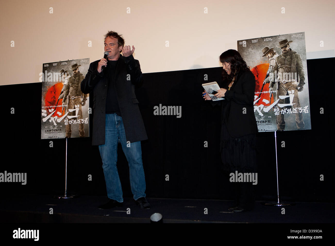 Tokio, Japón. 13 de febrero de 2013. Director Quentin Tarantino película vino directamente desde Londres para promover su más reciente película 'Django Unchained" protagonizada por: Jamie Foxx, Christoph Waltz, Leonardo DiCaprio, Kerry Washington, Samuel L. Jackson y Don Johnson a cientos de aficionados japoneses en el cine en Tokio. Fue muy enérgico a sus aficionados que vitorearon y aplaudieron a otra gran película de él. (Foto por Michael Steinebach /Aflo/Alamy Live News) Foto de stock