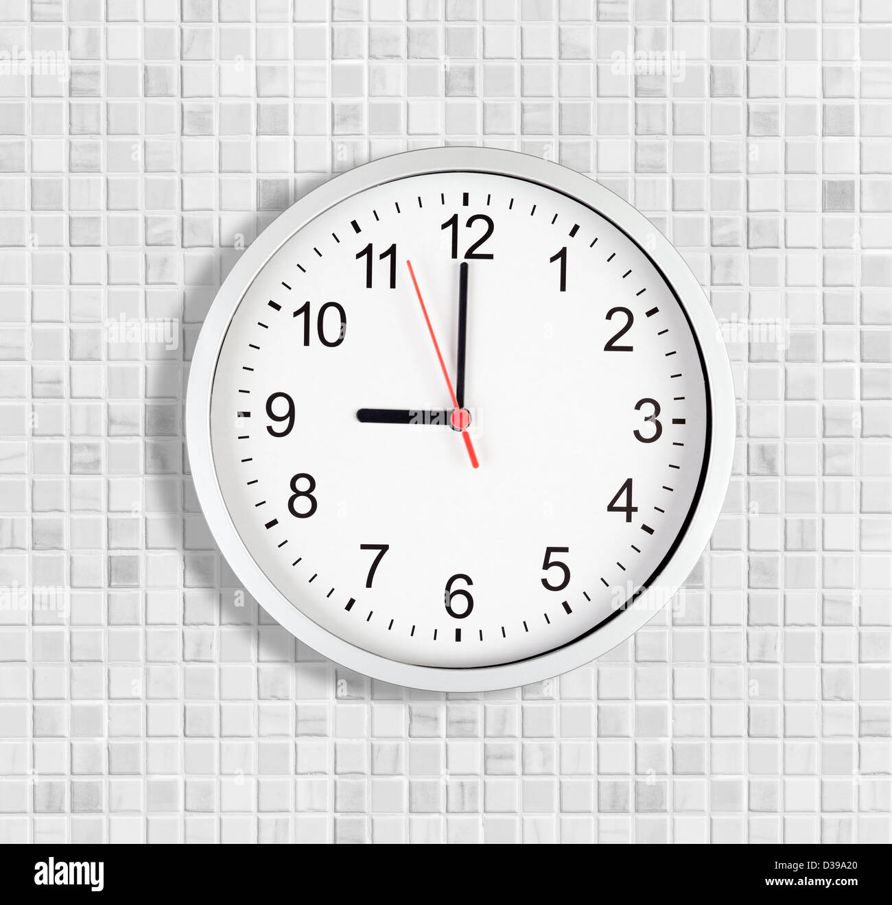 Simple reloj o reloj de pared de azulejo blanco mostrando 9 o'clock Foto de stock