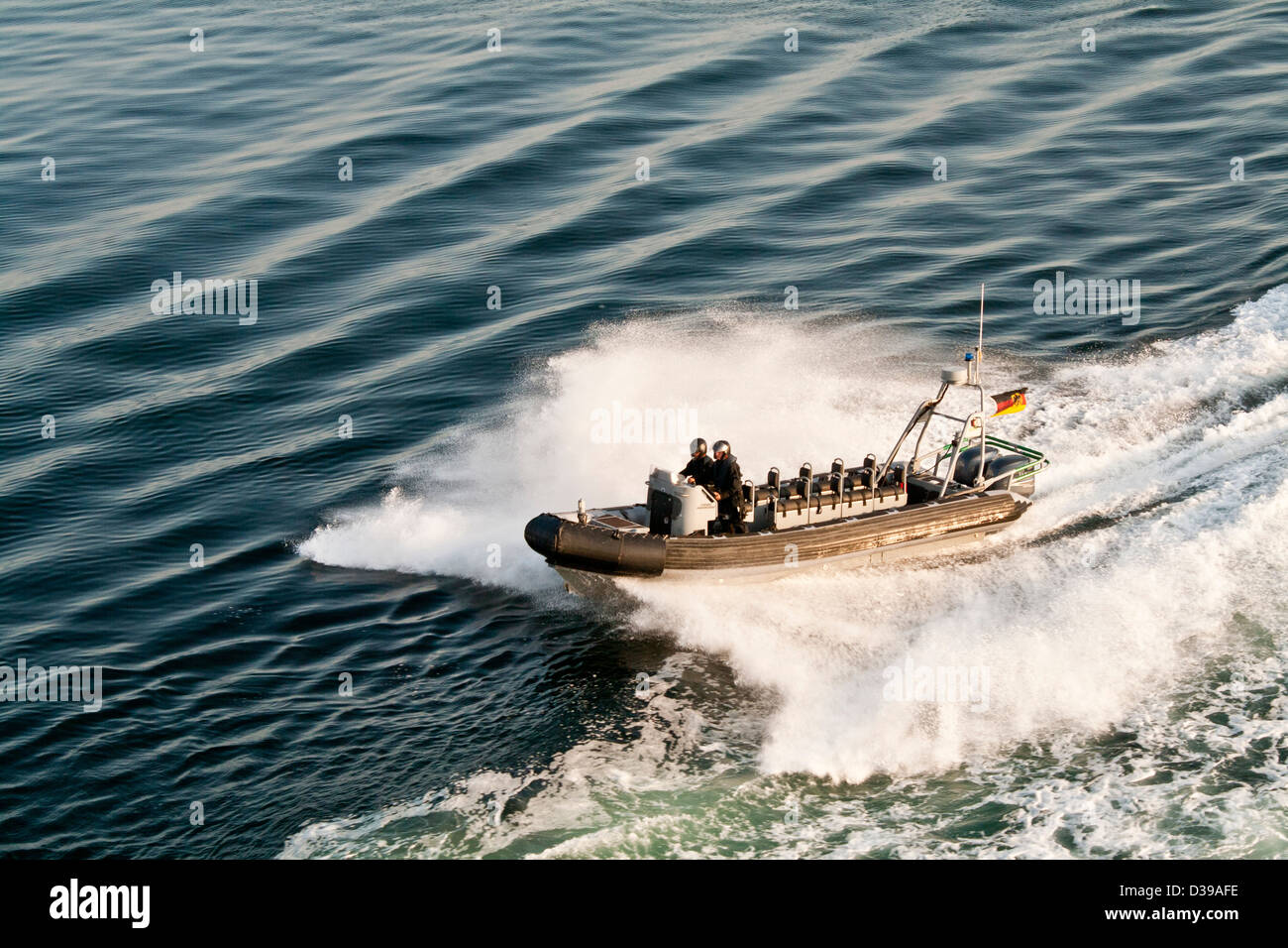 Un SWAT -las fuerzas especiales de policía- inflables de casco rígido (tipo  zodiac) barco a velocidad en aguas abiertas Fotografía de stock - Alamy