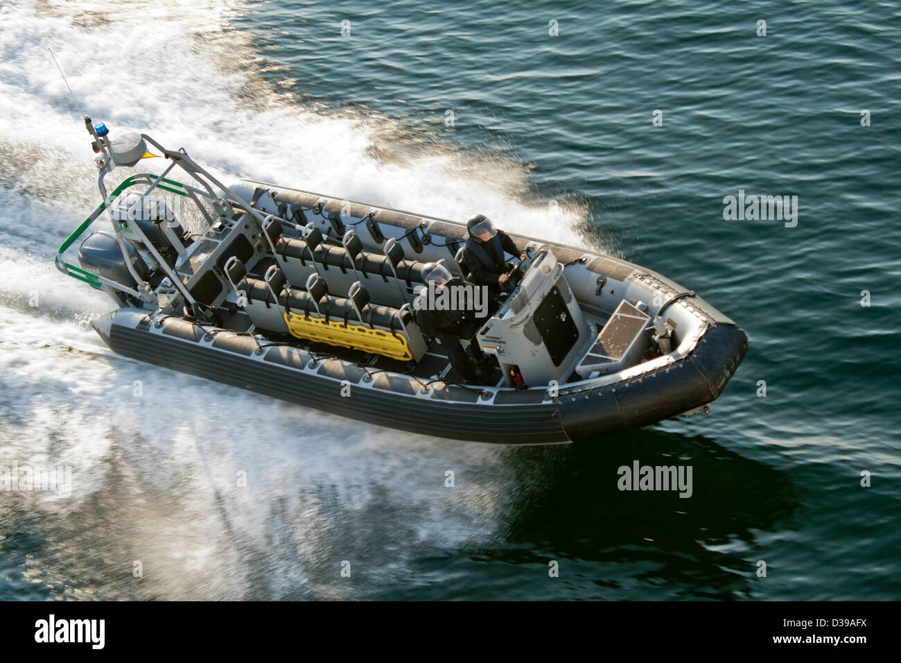 Un SWAT -las fuerzas especiales de policía- inflables de casco rígido (tipo  zodiac) barco a velocidad en aguas abiertas Fotografía de stock - Alamy