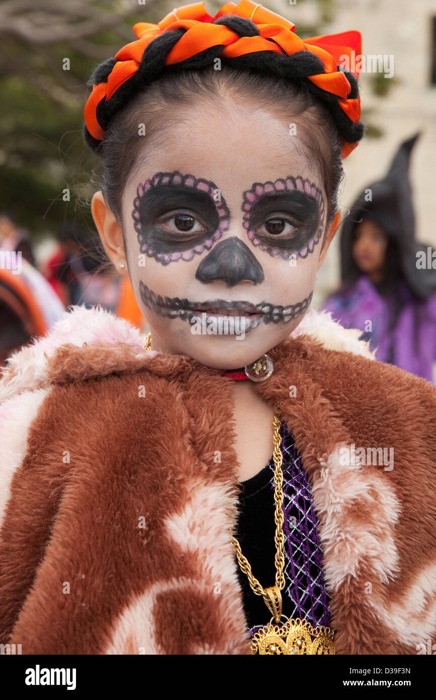 Joven con la cara pintada y vestida con traje tradicional para el Día de  los Muertos children's Parade, Oaxaca Fotografía de stock - Alamy