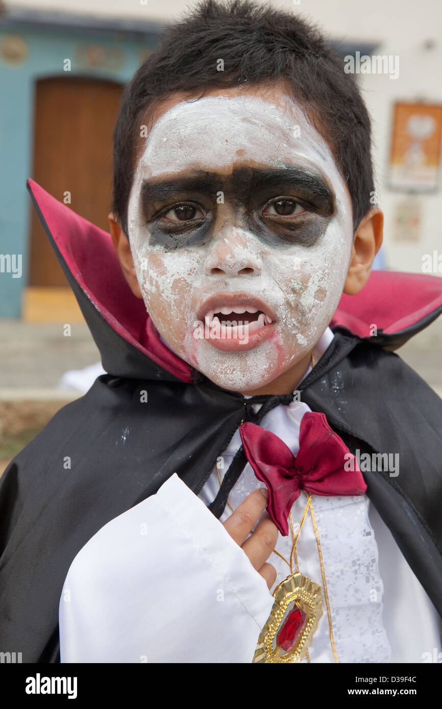 Niño vestido de vampiro para el Día de los Muertos children's Parade,  Oaxaca Fotografía de stock - Alamy