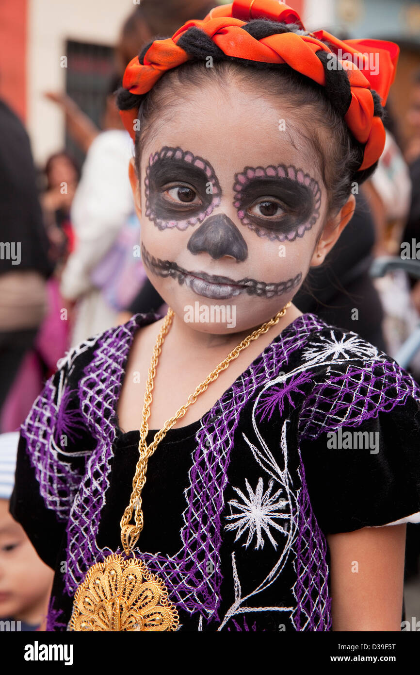 Niña vestidos con trajes tradicionales con la cara pintada para el Día de  los Muertos children's Parade, en Oaxaca, México Fotografía de stock - Alamy