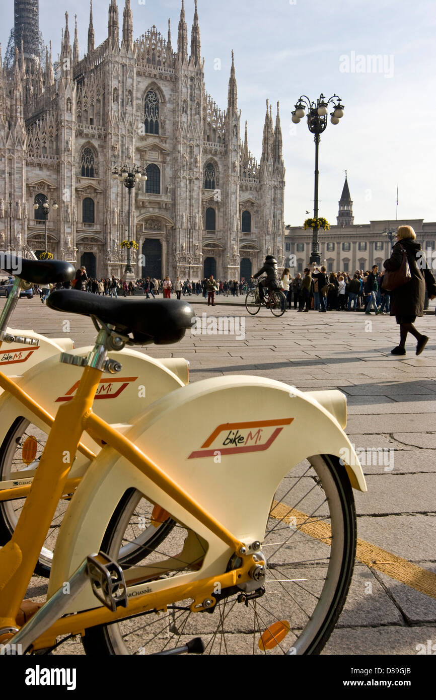 La Catedral de Milán y mi bicicleta alquiler de bicicletas sistema Piazza Duomo Milan Italia Europa Foto de stock