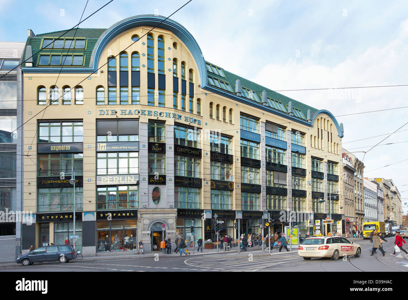 Hackeschen Hofe zona comercial exterior en Berlín Foto de stock