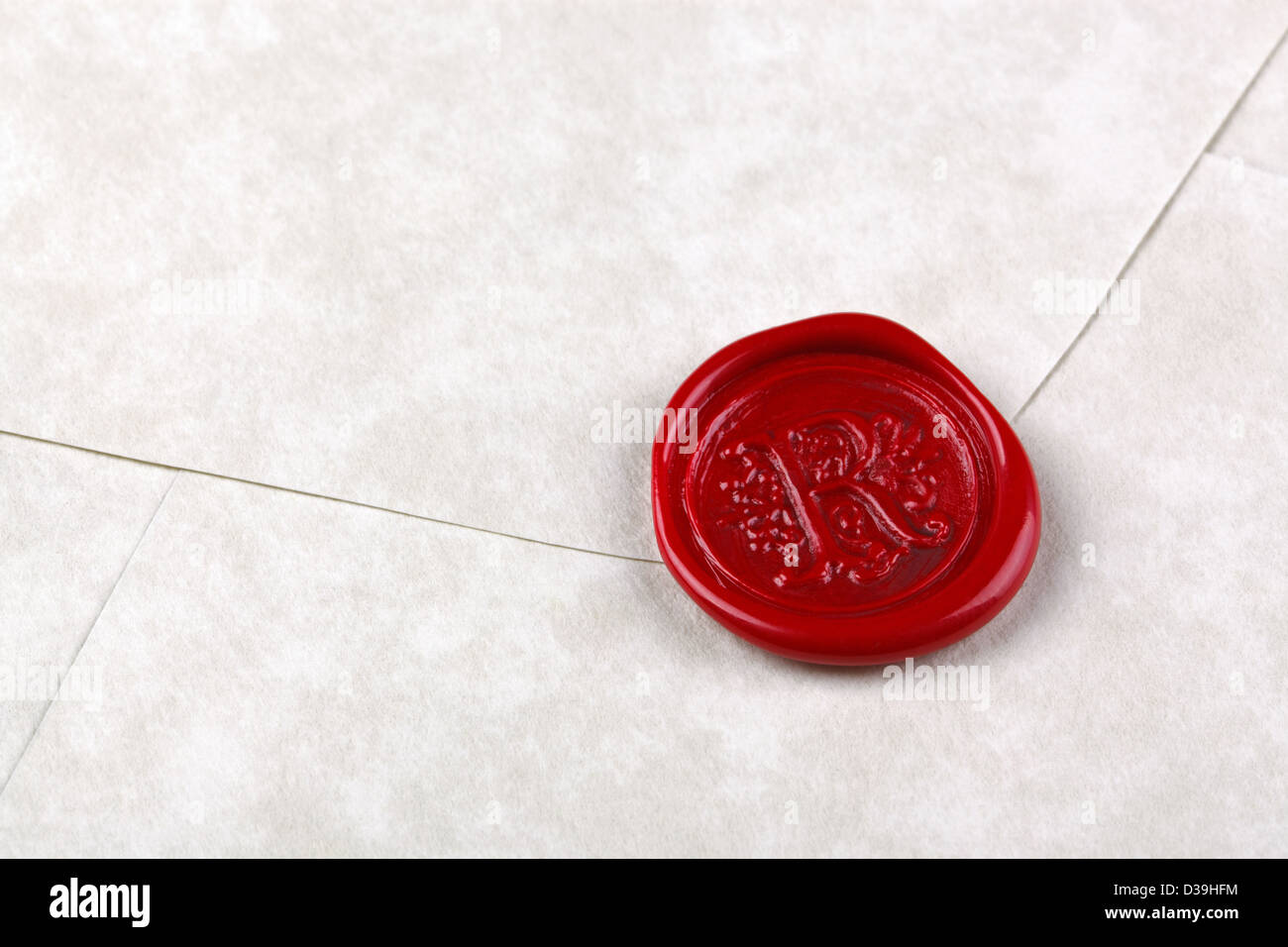 Sobre hechos de papel pergamino sellado con un sello de cera roja Foto de stock