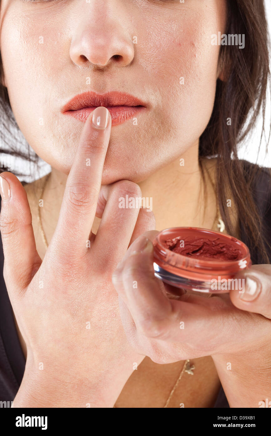 Mujer aplicar lip gloss para labios Foto de stock