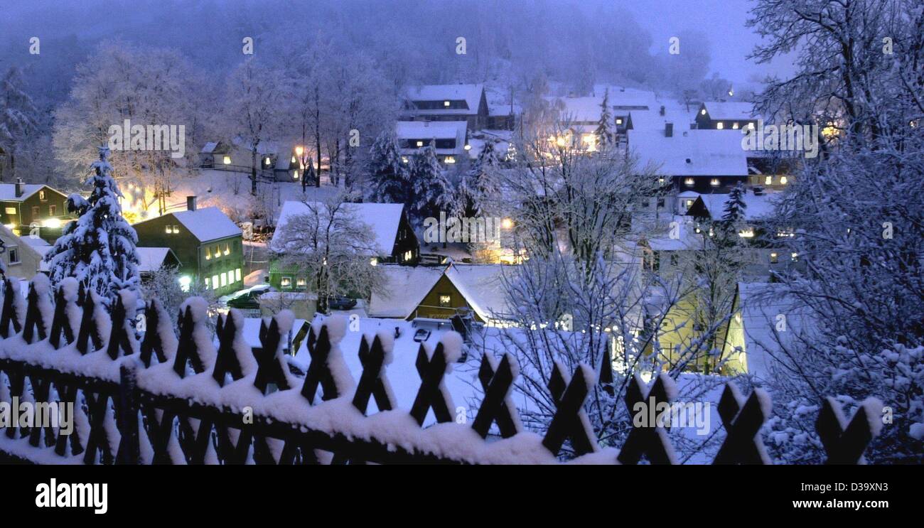 (Dpa) - Seiffen parece un lugar en fairyland en la noche del 18.12.2001 en el romántico paisaje invernal de Saxonia. Seiffen es conocida como la ciudad natal de la mayoría de madera y Navidad nutcrackers pirámides. En el invierno de 2001-2002 trajo un período muy frío incluida la nieve y el hielo a Alemania. Foto de stock