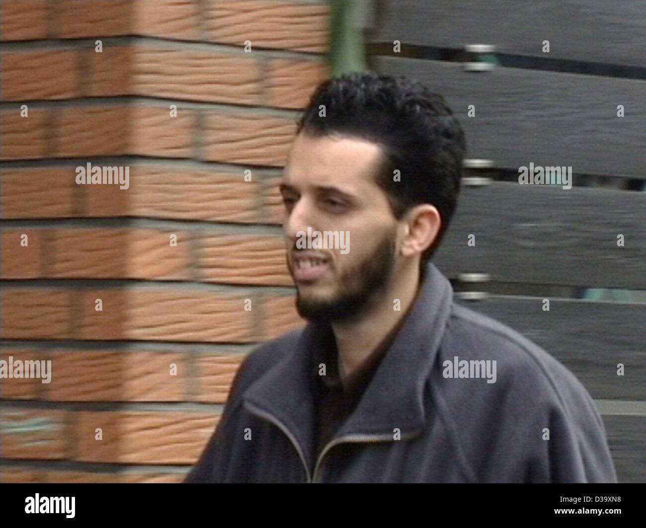 El estudiante marroquí Mounir El Motassadeq tras su detención en Hamburgo, 1.10.2001. Varios de los terroristas islámicos que cometieron los atentados suicidas con aviones secuestrado el 11 de septiembre de 2004 11 habían estado viviendo en Alemania como estudiantes antes de mudarse a Florida para tomar lecciones de vuelo. 27 años de edad, el Mot Foto de stock