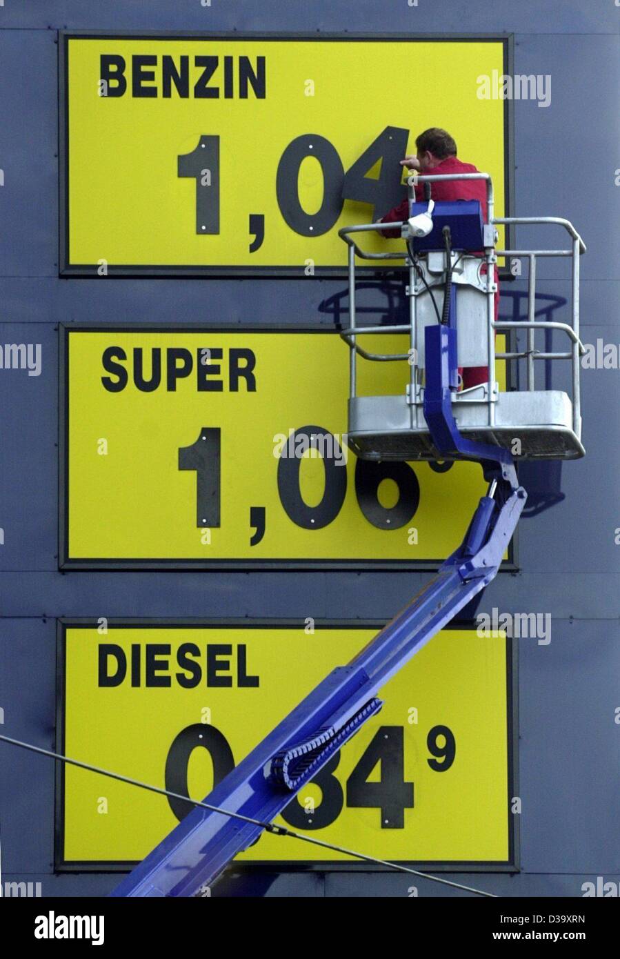 Los archivos de datos (DPA) - Un empleado cambia los precios de combustible (Benzin), super y diesel en una gasolinera en Hamburgo, Alemania, el 8 de abril de 2003. En Alemania, las ventas de combustibles cayeron 5,5% a 25,7 millones de toneladas este año, llegando a 20 años de baja. En el mismo período, las ventas de diesel bajaron un 3,6% a 27,6 Foto de stock
