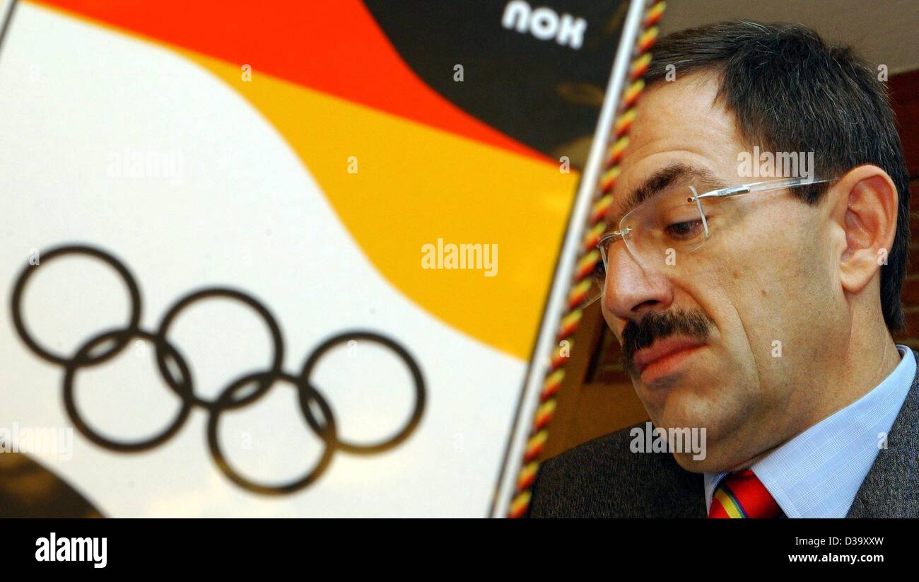 (Dpa) - Klaus Steinbach, presidente de la Alemana Comité Olímpico Nacional (NOC), se sienta detrás de una bandera que muestra los colores nacionales alemanes y los anillos olímpicos, durante una conferencia de prensa NOC en Frankfurt, el 11 de noviembre de 2003. La ciudad de Leipzig ha aplicado para albergar los Juegos Olímpicos del 2012. Foto de stock