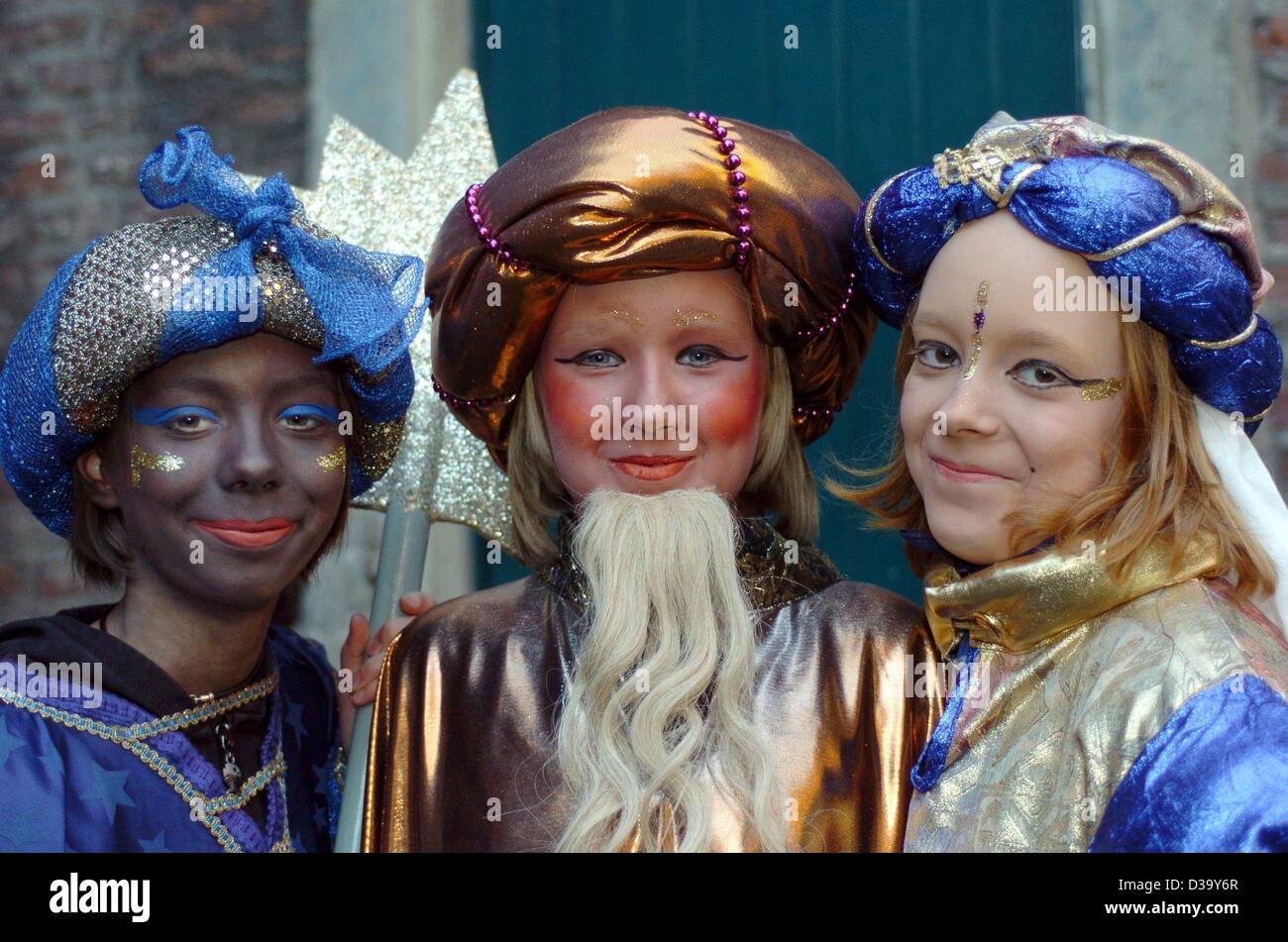 Dpa) - Vestido como los Tres Reyes Magos, Lisa, Carolin y Lara (L), plantean en Duesseldorf, Alemania, el 19 de diciembre de 2003. El evento de caridad que tiene lugar cada año Dpa) - Vestido como los Tres Reyes Magos, Lisa, Carolin y Lara (L), plantean en Duesseldorf, Alemania, el 19 de diciembre de 2003. El evento de caridad que tiene lugar cada año