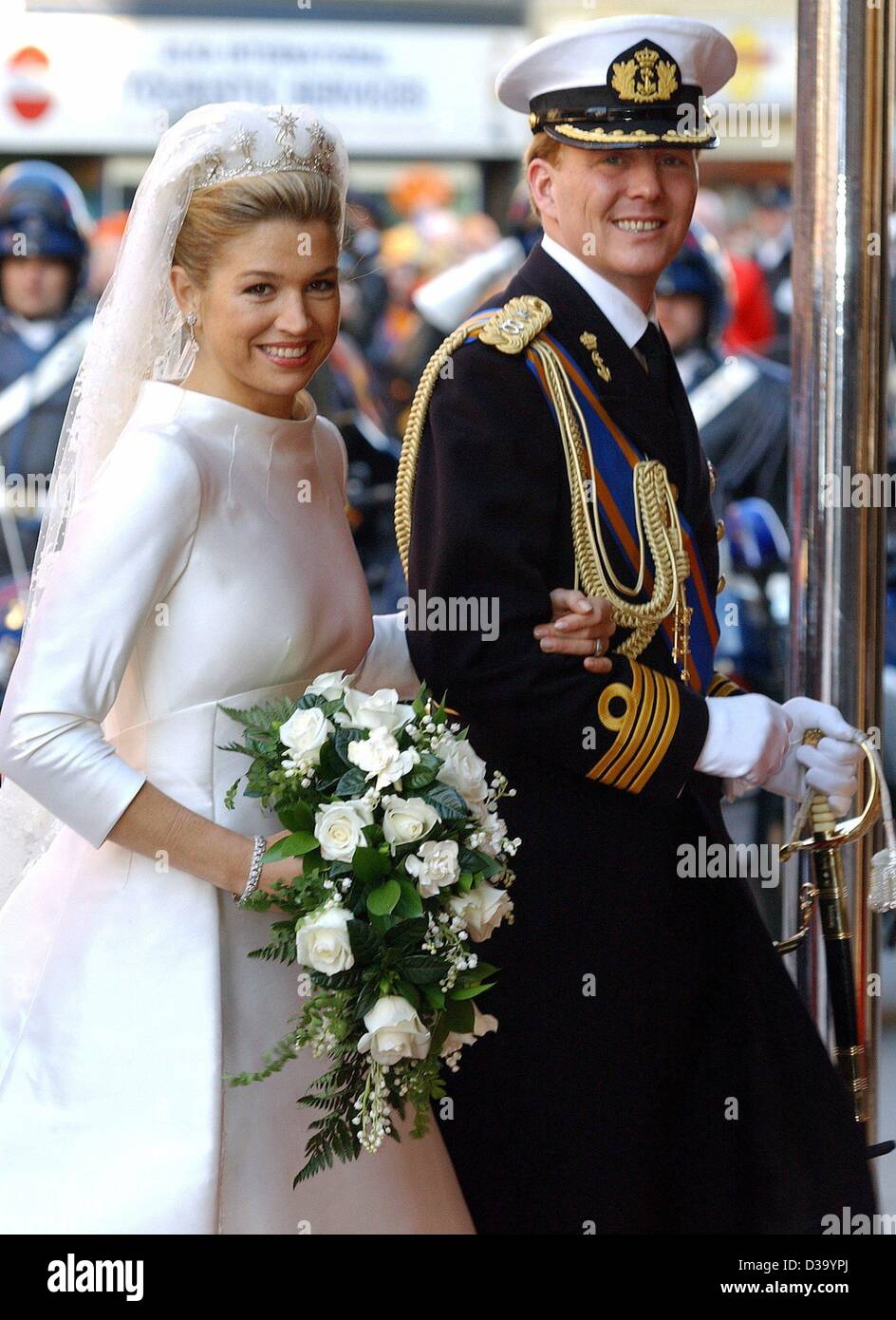 (Dpa) - Royal Wedding en Amsterdam: Crownprince holandés Willem Alexander y su esposa la Princesa Máxima Zorreguieta llegar para su boda en la iglesia Nieuwe Kerk (Iglesia Nueva) en Amsterdam, 2 de febrero de 2002. Foto de stock