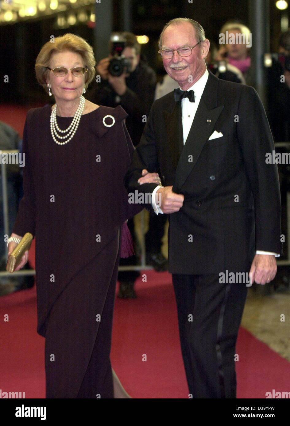 dpa-los-invitados-a-la-fiesta-de-cumpleanos-de-la-reina-beatriz-en-amsterdam-el-gran-duque-jean-de-luxemburgo-y-su-esposa-la-gran-duquesa-josefina-carlota-llega-para-una-cena-privada-en-el-palacio-real-de-amsterdam-enero-31-2002-los-holandeses-la-reina-beatriz-celebra-su-64-cumpleanos-dos-dias-antes-de-la-fecha-en-que-nos-d39ypw.jpg
