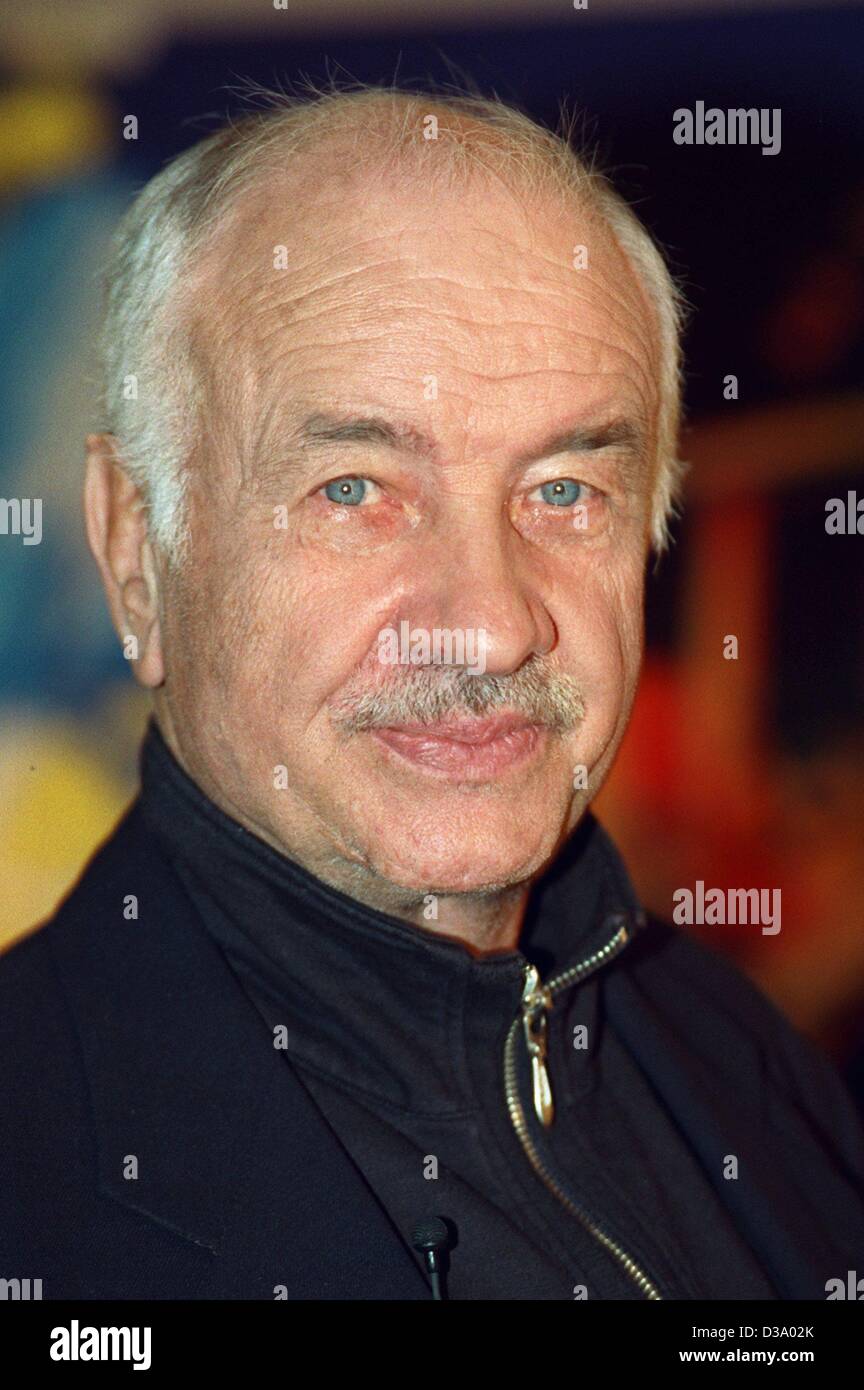 (Dpa) - El actor alemán Armin Mueller-Stahl, fotografiado en Colonia, el 23 de enero de 2001. Su carrera teatral comenzó en Berlín Oriental en 1955. En 1989 conquistó a Hollywood con la película 'Music Box' y continuó su carrera internacional con películas como "Noche en la tierra' o 'Misión a marte'. Fue nom Foto de stock