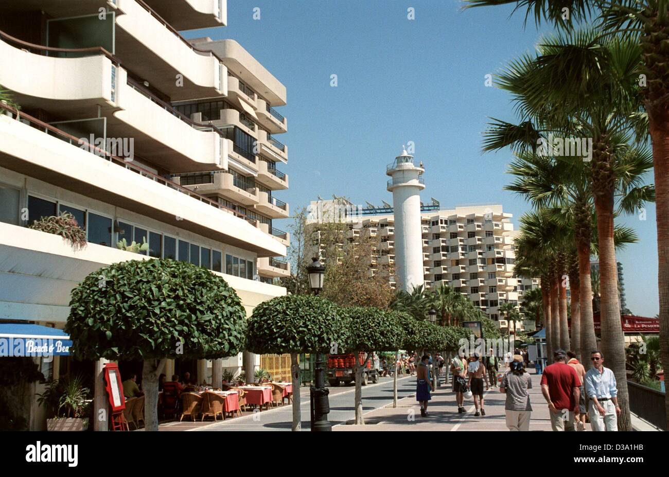 (Dpa) - Una vista del Faro ("faro"), que dio a la playa del Faro en Marbella su nombre, el 22 de marzo de 2002. Foto de stock