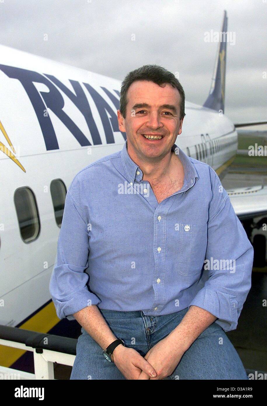 (Dpa) - Michael O'Leary, CEO de la compañía aérea irlandesa Ryanair, posa delante de un Boeing 737-800 en el aeropuerto de Hahn, el 12 de febrero de 2002. La compañía irlandesa está ofreciendo vuelos baratos a destinos en Europa. Foto de stock