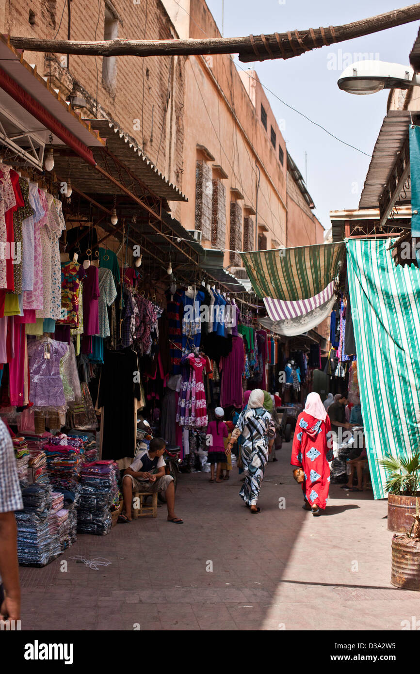 Ropa para la venta en el Zoco, Marrakech, Marruecos Foto de stock