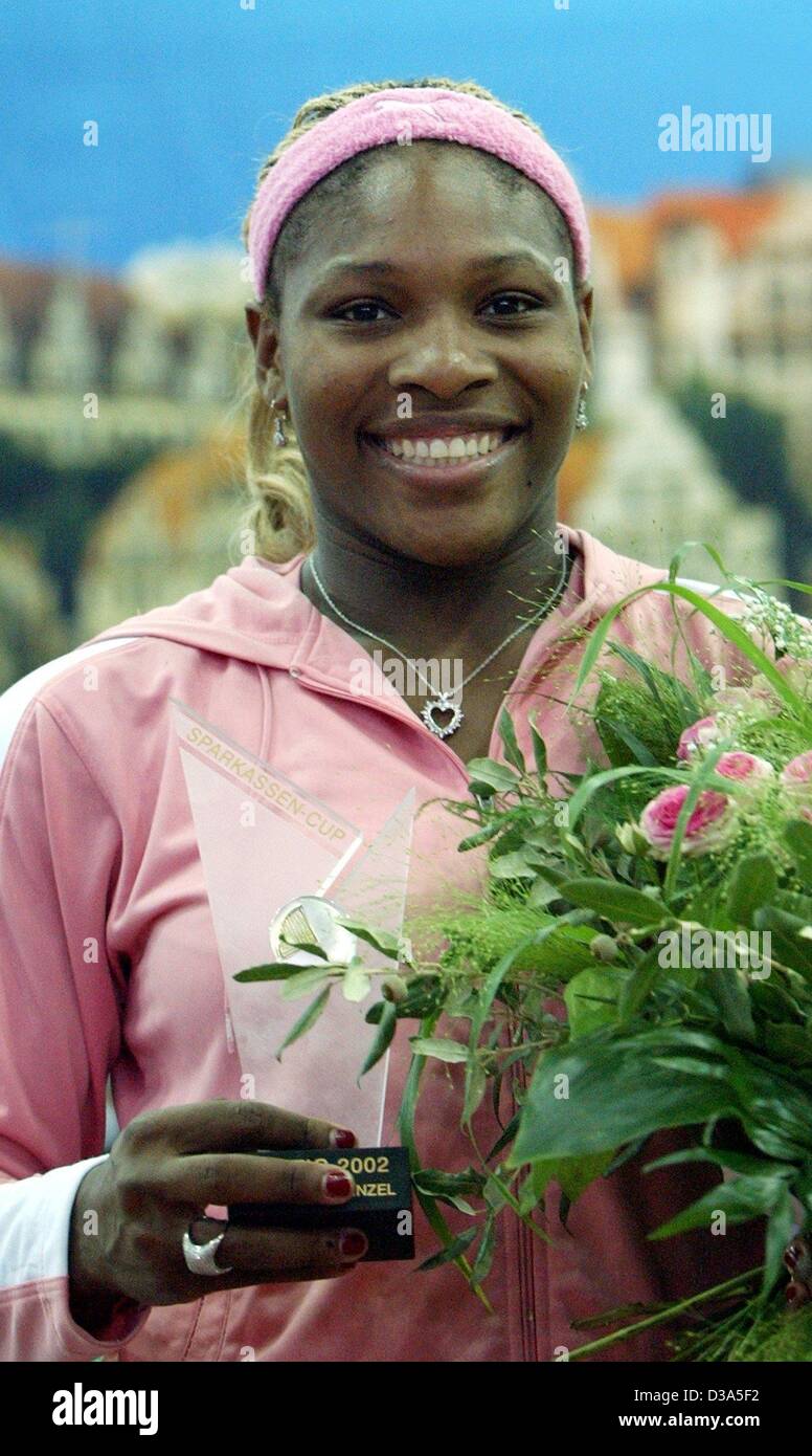 (Dpa) - La tenista estadounidense Serena Williams brilla con su trofeo después de ganar el partido de la final del 13º Torneo Internacional WTA Sparkassen Cup en Leipzig, Alemania, el 29 de septiembre de 2002. Ella derrotó a Anastasia Myskina 6:3 y 6:2. Foto de stock