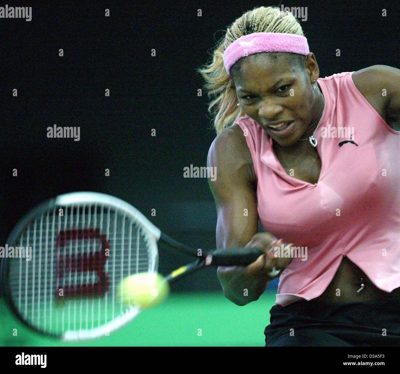 (Dpa) - La tenista estadounidense Serena Williams juega un forehand durante el partido de la final del 13º Torneo Internacional WTA Sparkassen Cup en Leipzig, Alemania, el 29 de septiembre de 2002. Ella derrotó a Anastasia Myskina 6:3 y 6:2. Foto de stock