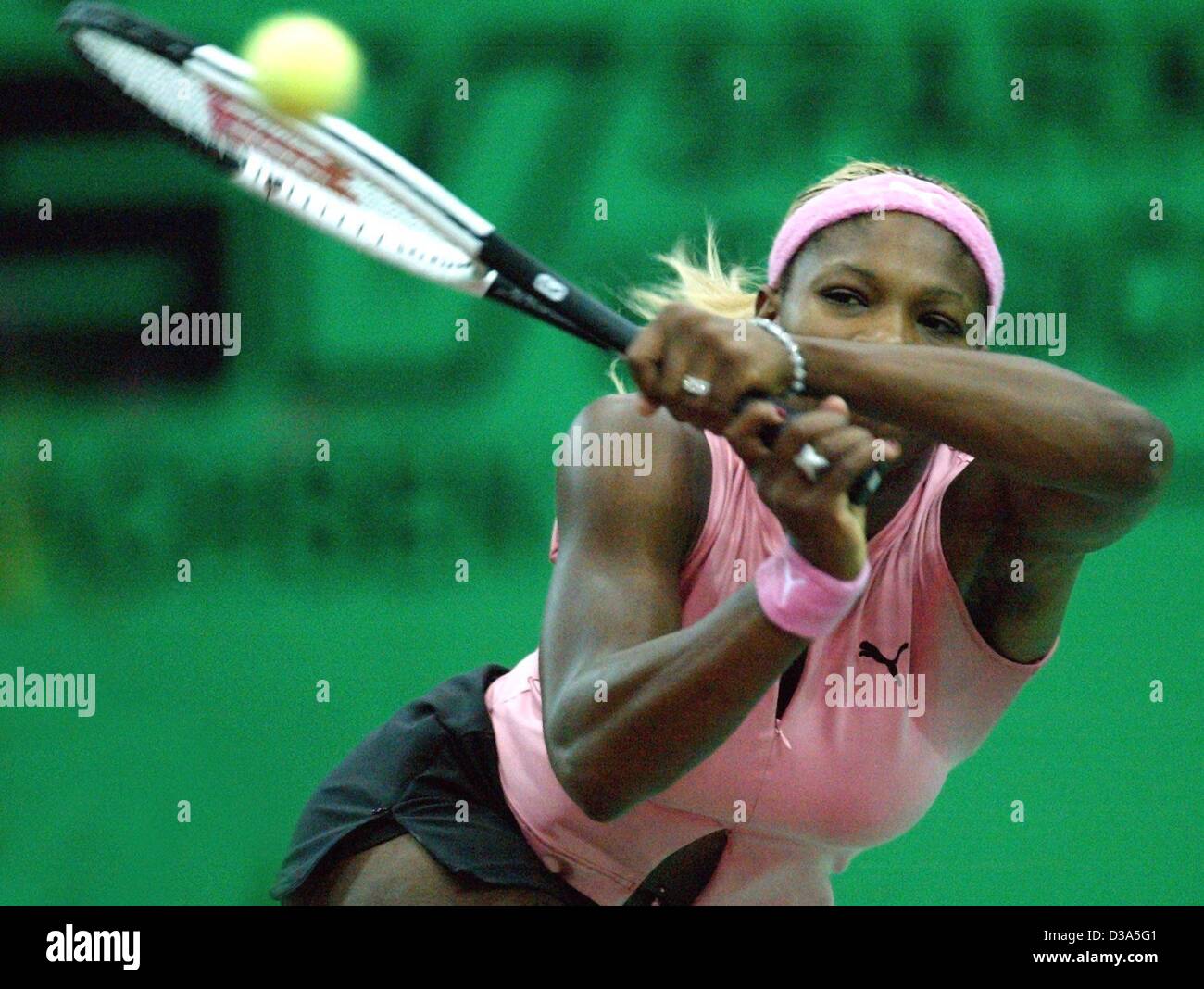 (Dpa) - La tenista estadounidense Serena Williams golpea un escrito durante la semi final del 13º Torneo Internacional WTA Sparkassen Cup en Leipzig, Alemania, el 28 de septiembre de 2002. Ella gana 6:4 y 6:2 contra la belga Justine Henin. Foto de stock