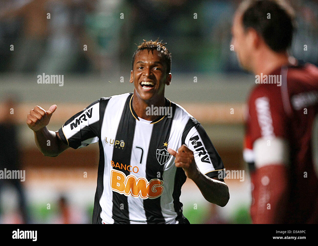 Jo, resbalón del brasileño Atlético Mineiro, celebra tras anotar ...