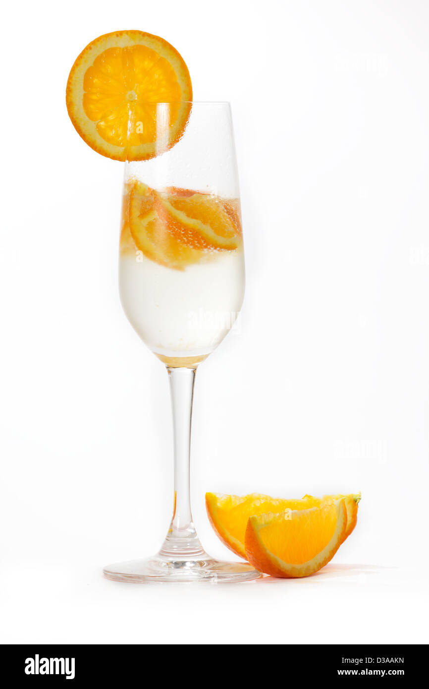 El jugo de naranja sobre un fondo blanco. Foto de stock