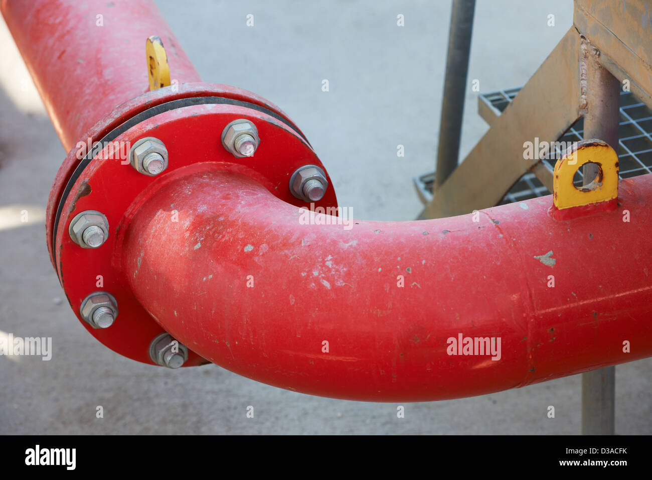 Industrial tubo rojo para líquido de alta presión conectado con la brida Foto de stock