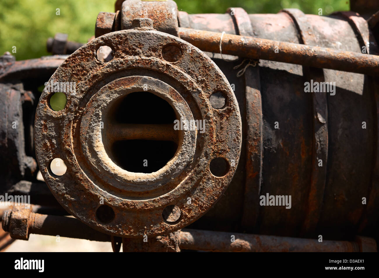 La chatarra de acero oxidado, elemento industrial, un gran tubo de hierro Foto de stock