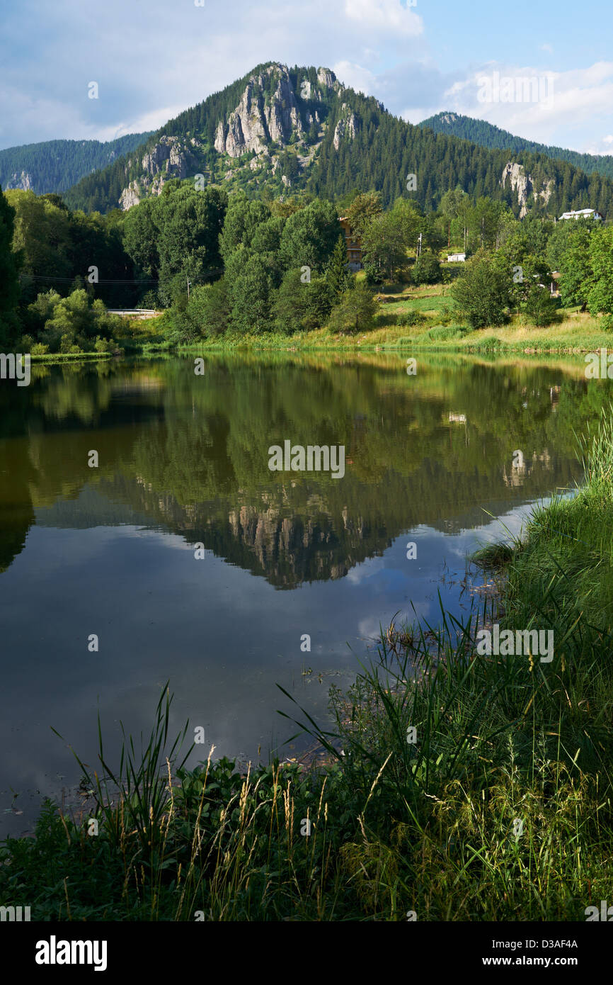 Lago y rocas cerca de Smolian, ciudad montes Ródope, Bulgaria en la temporada de verano Foto de stock