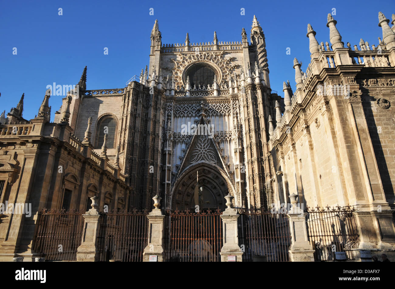 Entrada a la catedral de Sevilla. Foto de stock