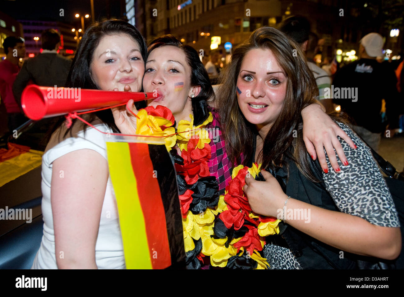 Berlín, Alemania, los aficionados al fútbol femenino celebrar la primera ronda victoria para Alemania Foto de stock