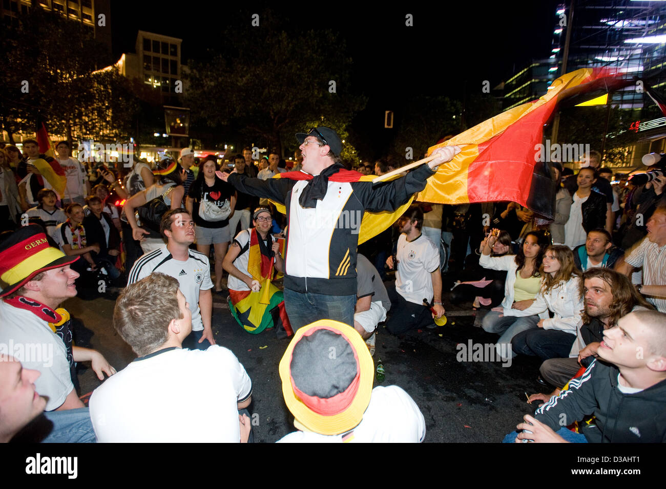Berlín, Alemania, los aficionados al fútbol celebrar la primera ronda victoria para Alemania Foto de stock