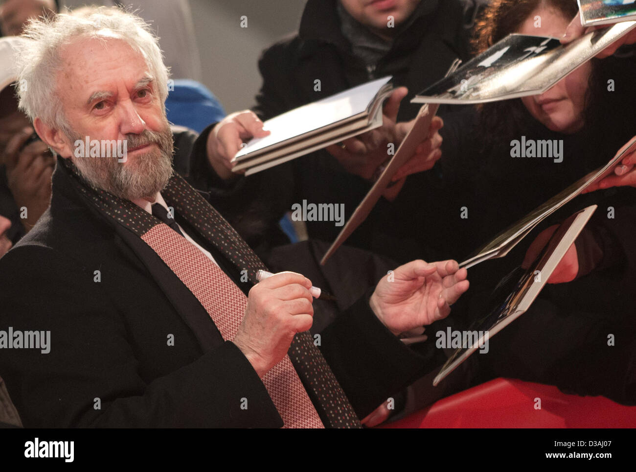 El actor británico Jonathan Pryce (L) llega para el estreno de 'Marca' de sangre anual durante la 63ª edición del Festival Internacional de Cine de Berlín, en Berlín, Alemania, el 14 de febrero de 2013. La película es presentada en concurso fuera de concurso en la Berlinale. Foto: Joerg Carstensen/dpa +++(c) dpa - Bildfunk+++ Foto de stock