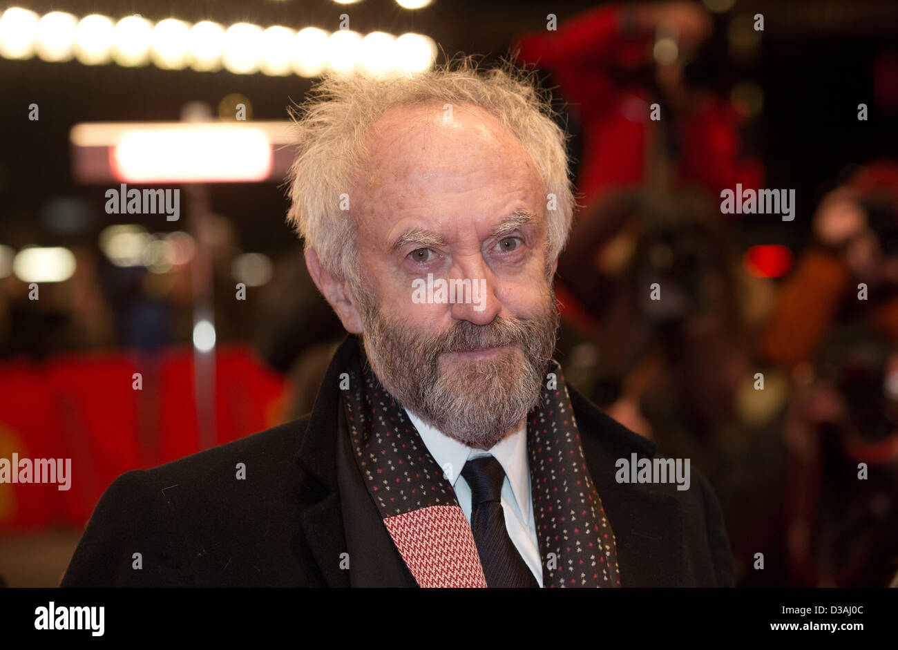 El actor británico Jonathan Pryce (L) llega para el estreno de 'Marca' de sangre anual durante la 63ª edición del Festival Internacional de Cine de Berlín, en Berlín, Alemania, el 14 de febrero de 2013. La película es presentada en concurso fuera de concurso en la Berlinale. Foto: Joerg Carstensen/dpa +++(c) dpa - Bildfunk+++ Foto de stock