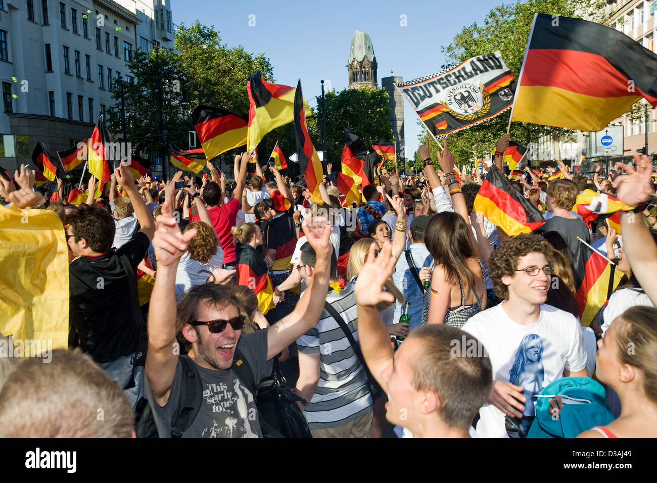Berlín, Alemania, el alemán fans celebran en el Kurfuerstendamm tras la segunda ronda victoria Foto de stock