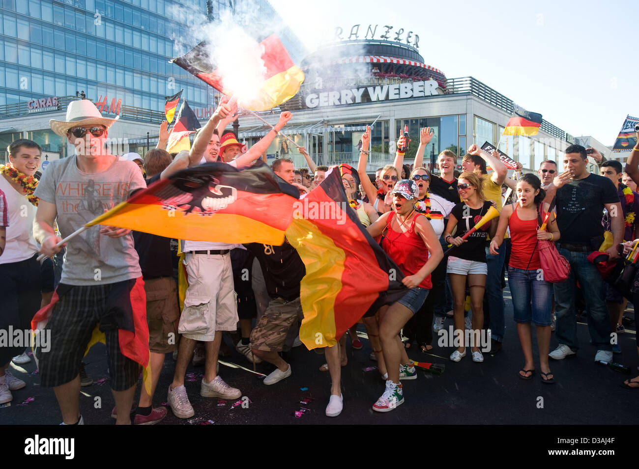 Berlín, Alemania, el alemán fans celebran en el Kurfuerstendamm tras la segunda ronda victoria Foto de stock