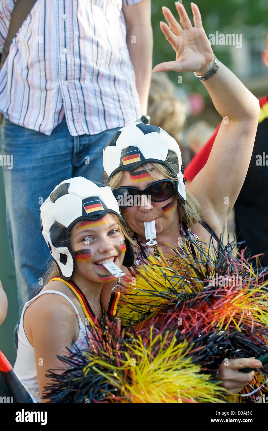 Berlín, Alemania, madre e hija con sombreros de fútbol celebrar la segunda ronda victoria Foto de stock