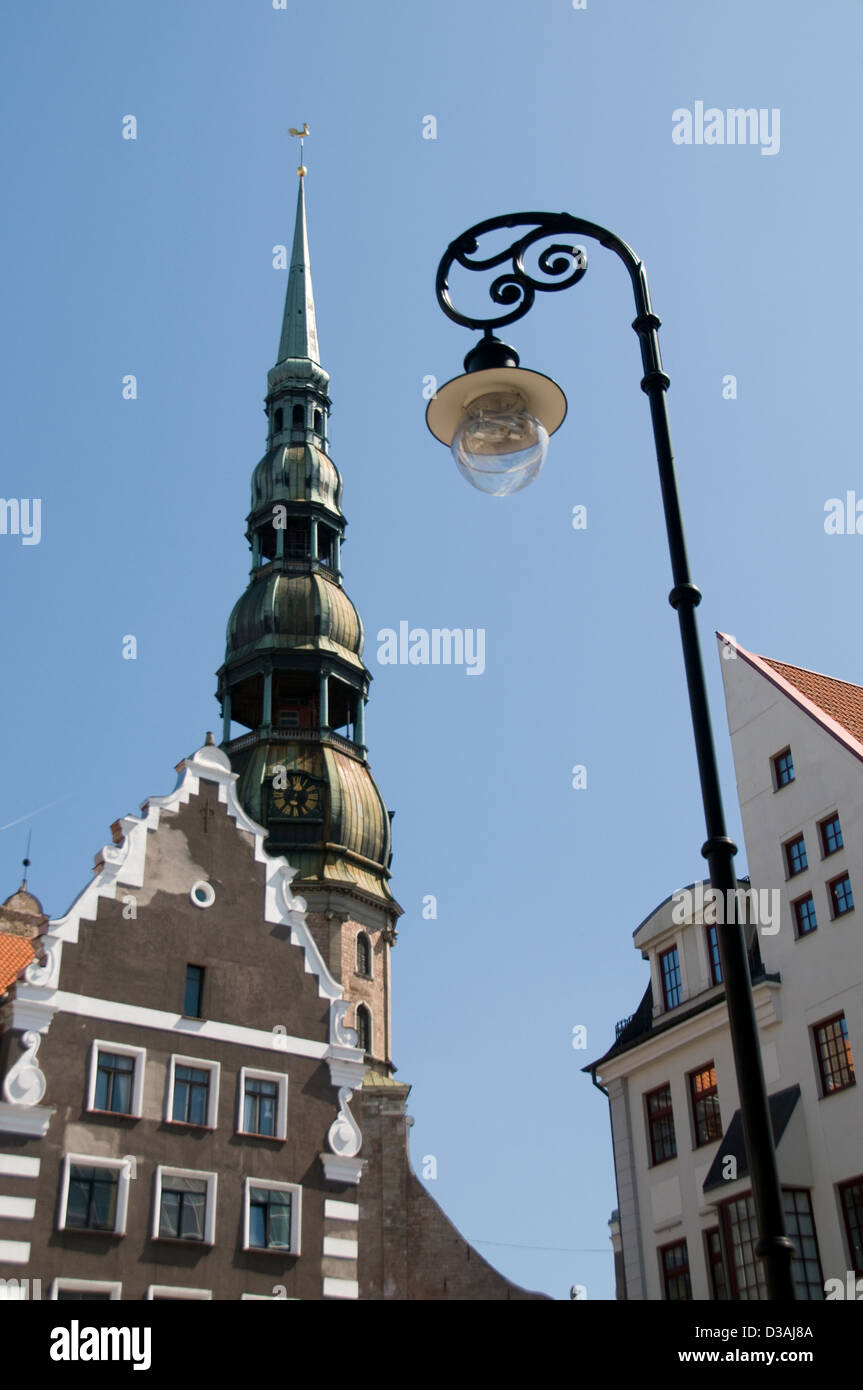 Iglesia de San Peer's spire en el casco antiguo de Riga, Riga, Letonia, Estados bálticos Foto de stock