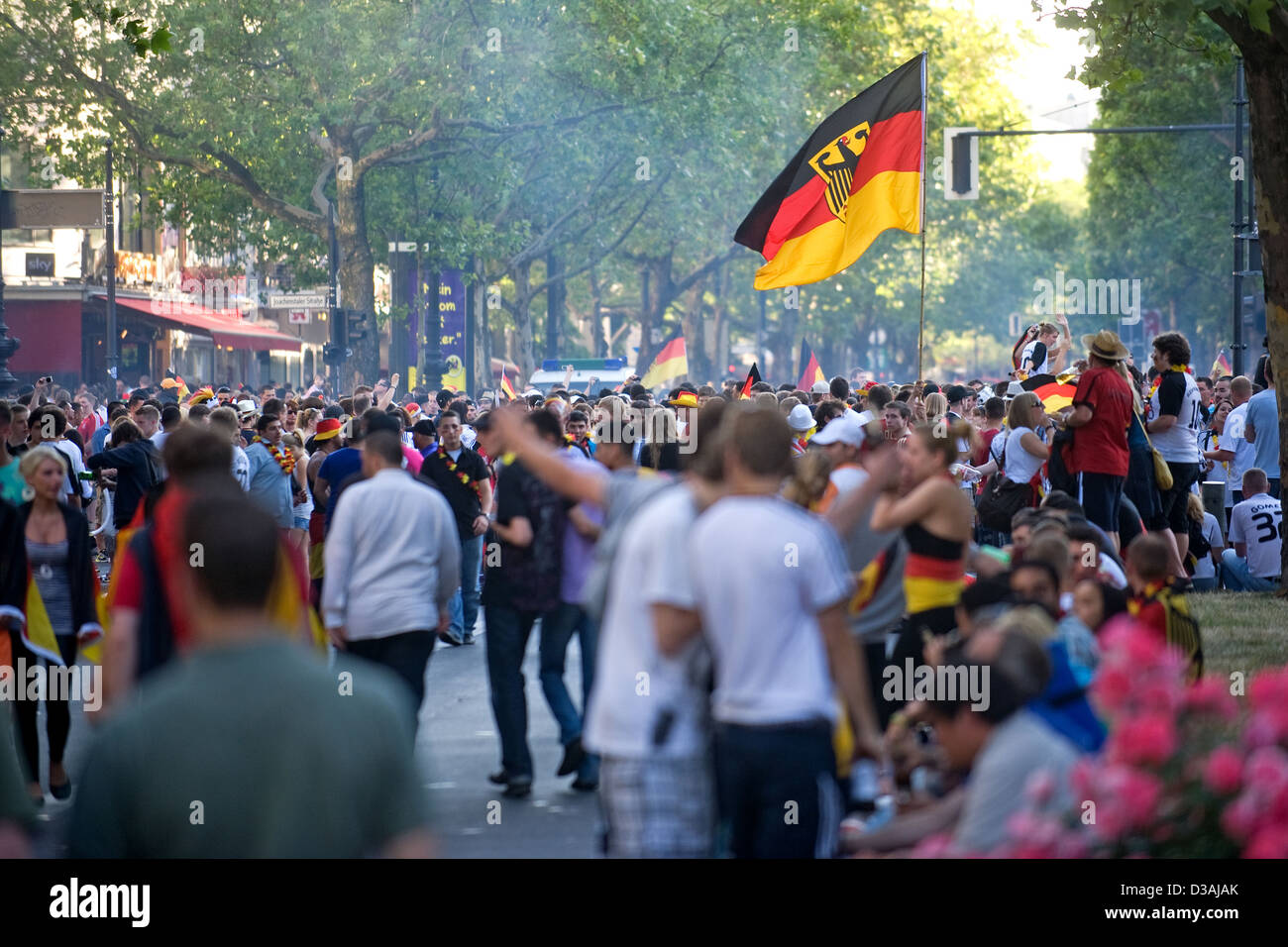 Berlín, Alemania, fans alemanes en el Kurfuerstendamm tras la segunda ronda victoria Foto de stock