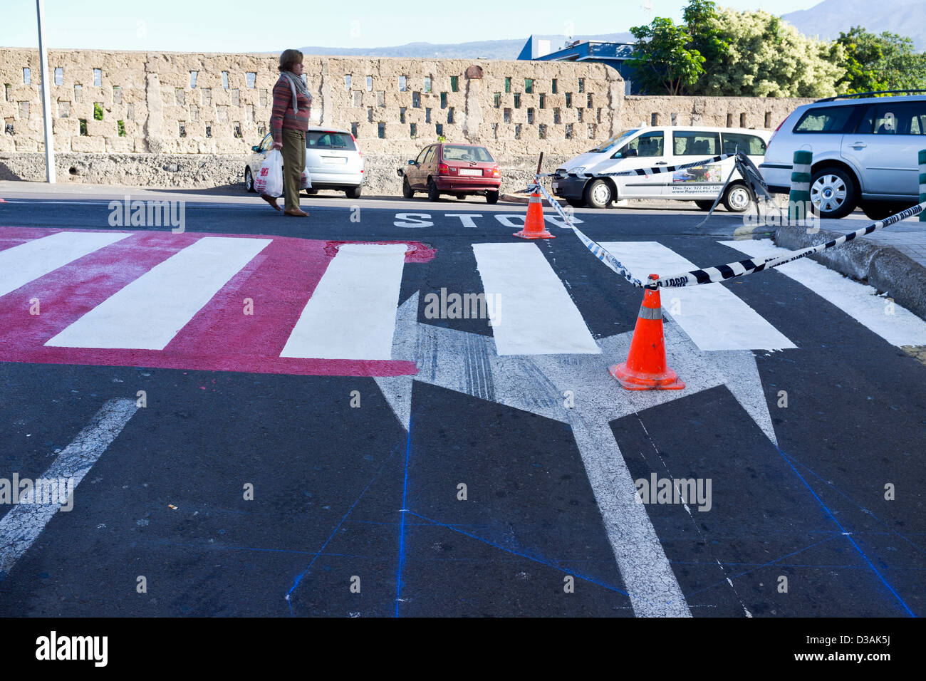 Nuevos puntos de cruce peatonal está pintada de blanco y rojo Foto de stock