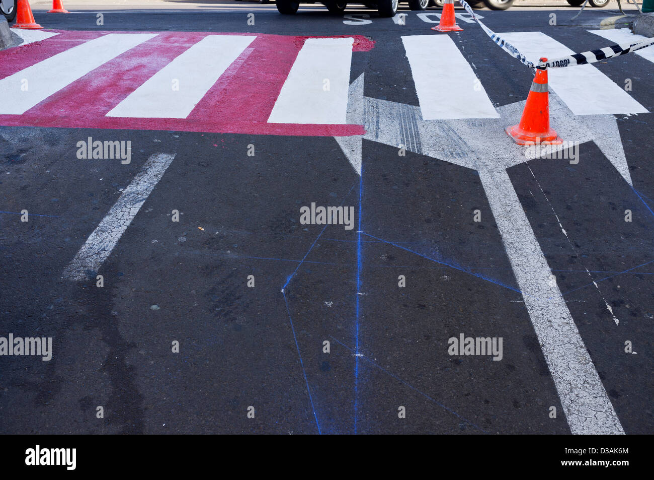Nuevos puntos de cruce peatonal está pintada de blanco y rojo Foto de stock