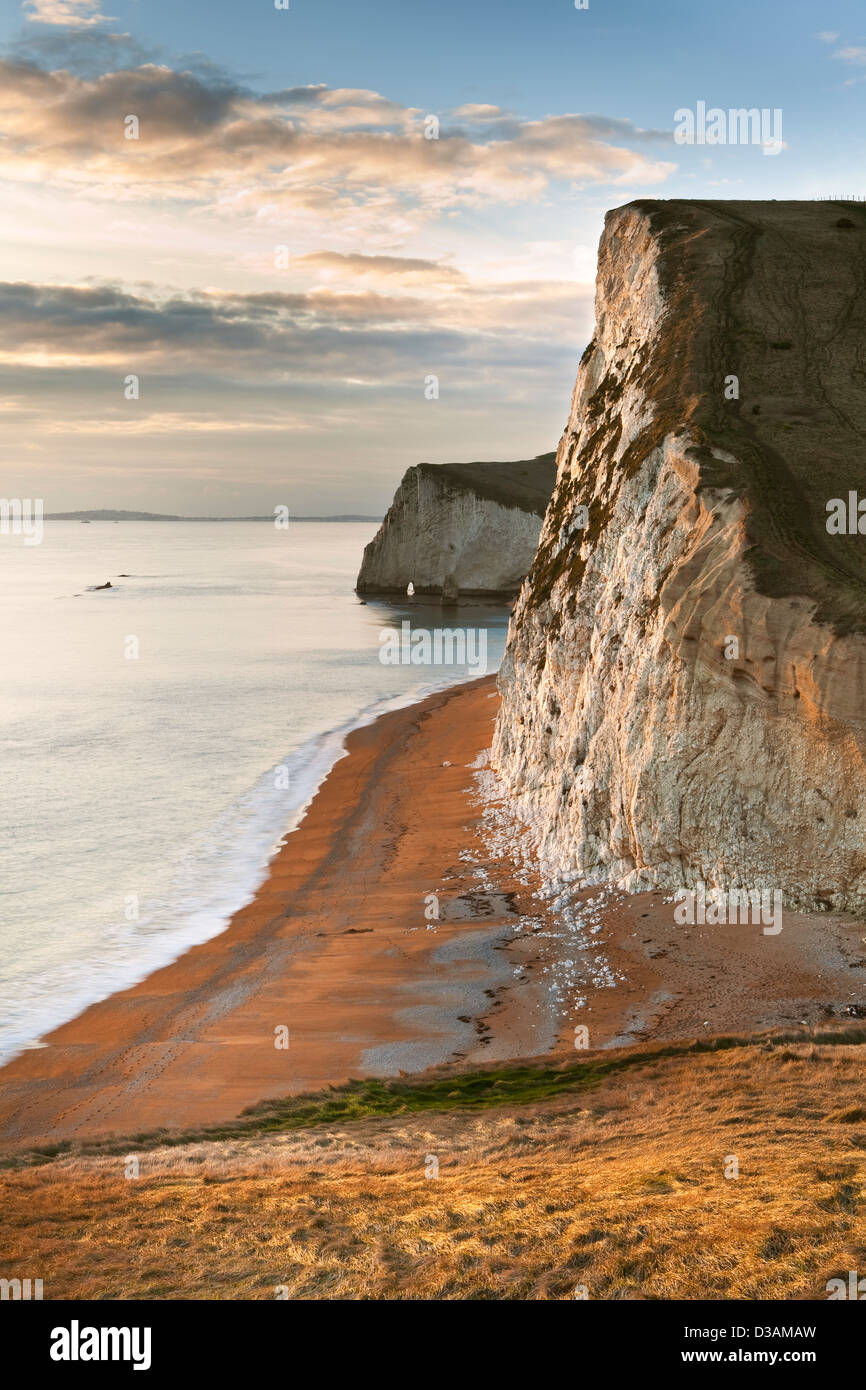 Una vista de Swyre cabeza y la cabeza de BAT en la Costa Jurásica de Dorset UK fotografiado justo antes de la puesta de sol en enero Foto de stock