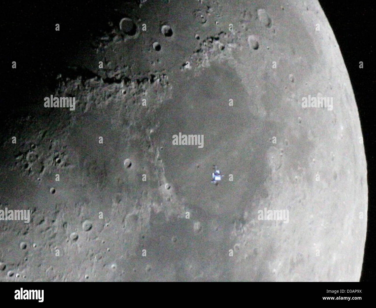 Esbozó la estación espacial contra la Luna! (NASA, Luna, 6/18/09) Foto de stock