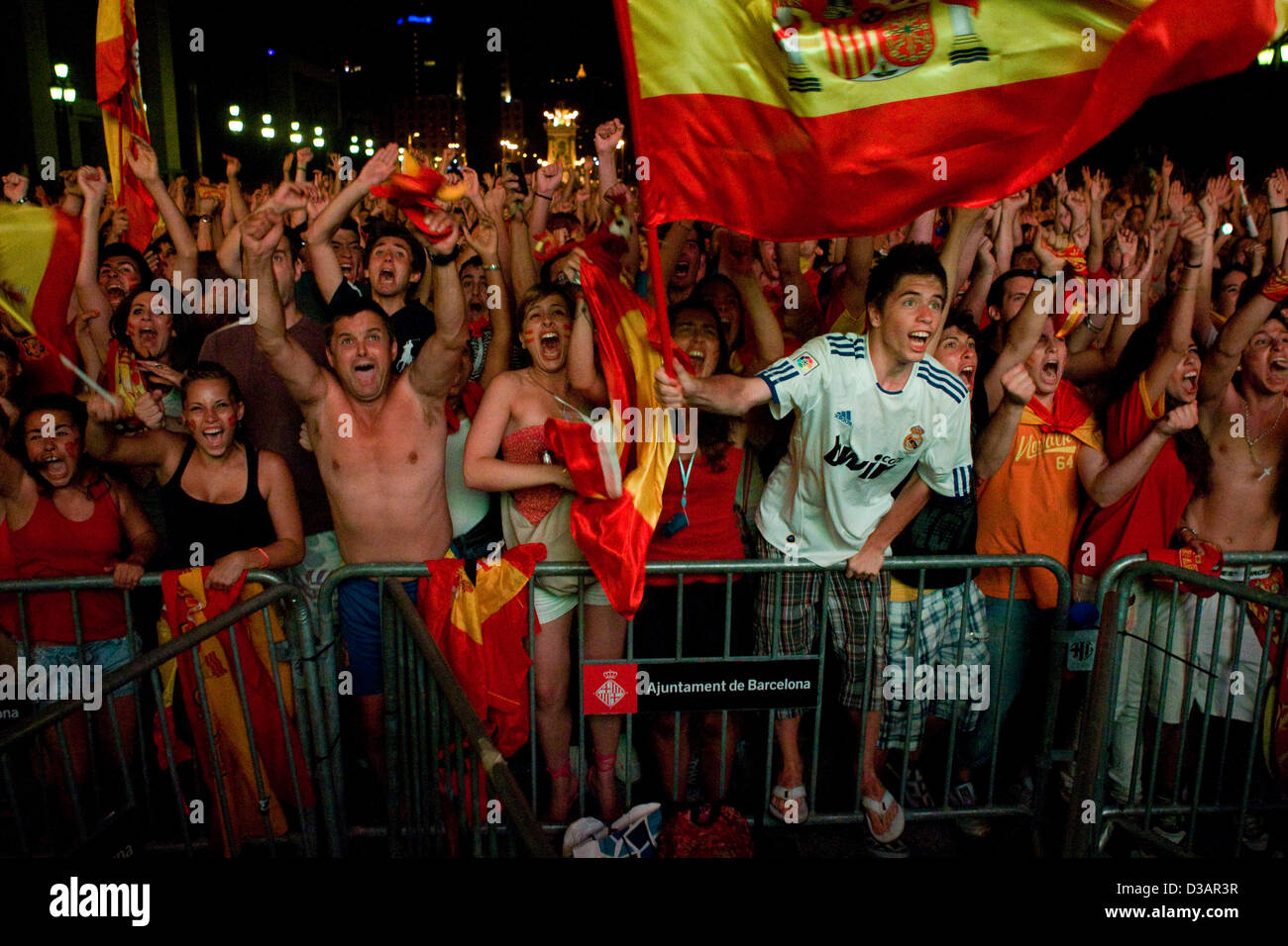 Barcelona, España, los aficionados al fútbol festejar la victoria después de ganar la Copa del Mundo Foto de stock