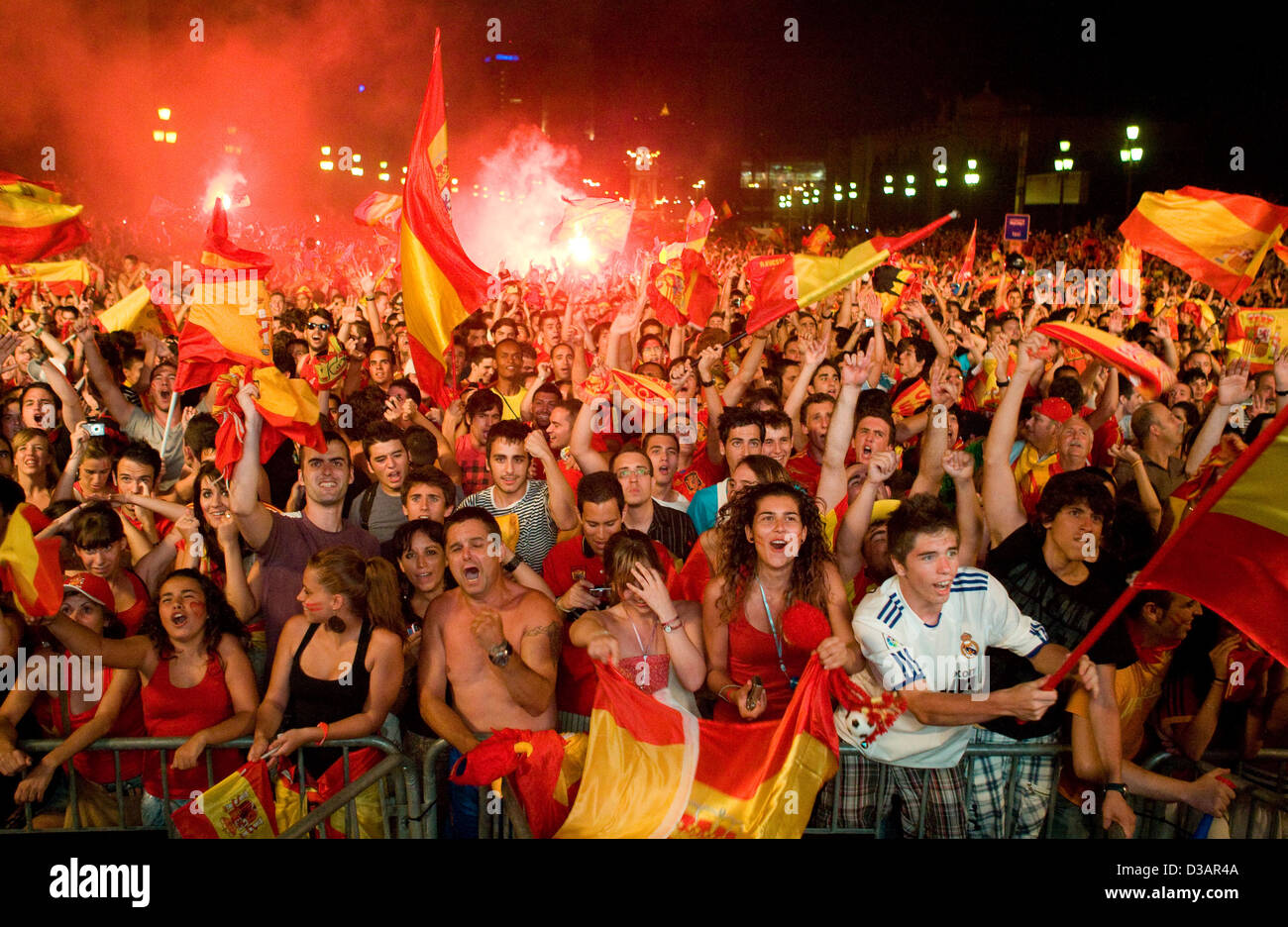 Barcelona, España, los aficionados al fútbol festejar la victoria después de ganar la Copa del Mundo Foto de stock